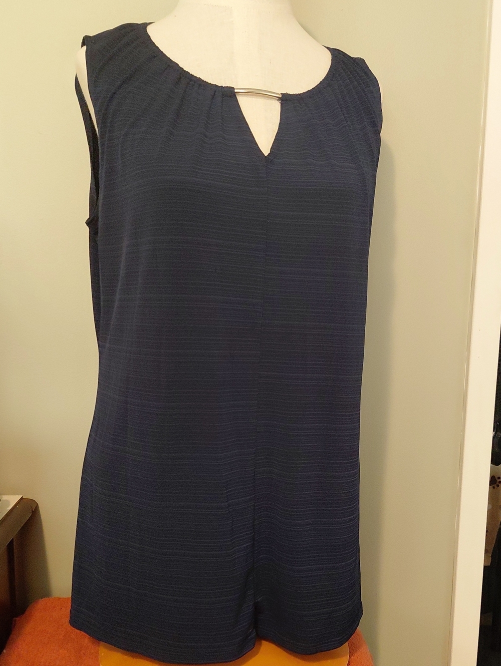 Susan Lawrence Navy Blue Sleeveless Keyhole Top with Silver Bar Size XL